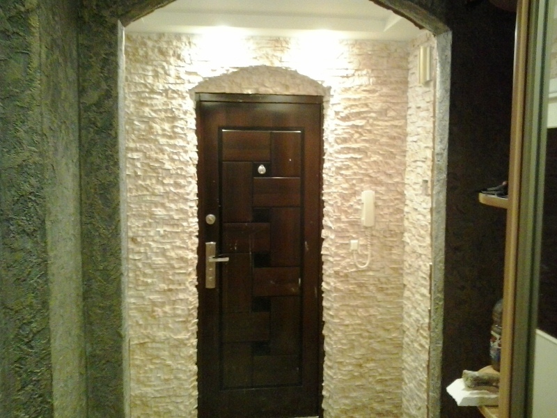Дверь и стена, отделанная декоративным камнем