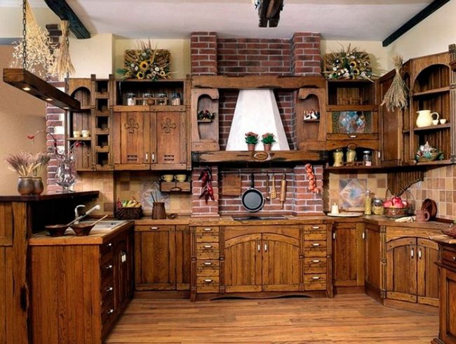Мебель для кухни, стилизованной под старину лучше приобретать из натуральных материалов - например, массива дерева