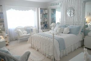 Бело голубые тона в оформлении спальни