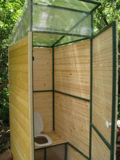 строительство деревянного туалета