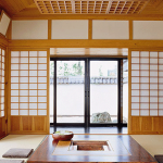 Использование в прихожей стекла для создания японского стиля 
