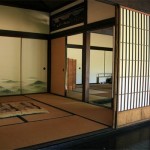 Потолок в прихожей с балками для создания оригинального японского стиля