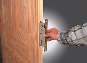 Как врезать замок в деревянную дверь