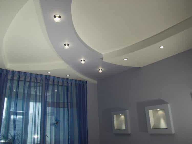 Подсветка зала с многоуровневым потолком