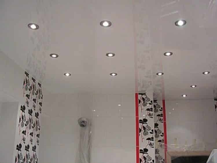 Равномерно расположенные светильники в ванной