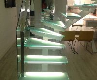 Лестница на монокосоуре со стеклянными ступенями, ограждение стекло каленное 10мм