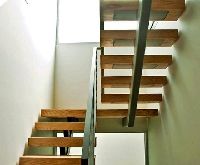Монокосоурная металлическая лестница из профильной трубы. Ступени 80 мм толщиной из натурального Дуба. Точки крепления открыты