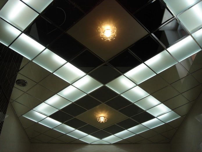 зеркальная потолочная конструкция с подсветкой