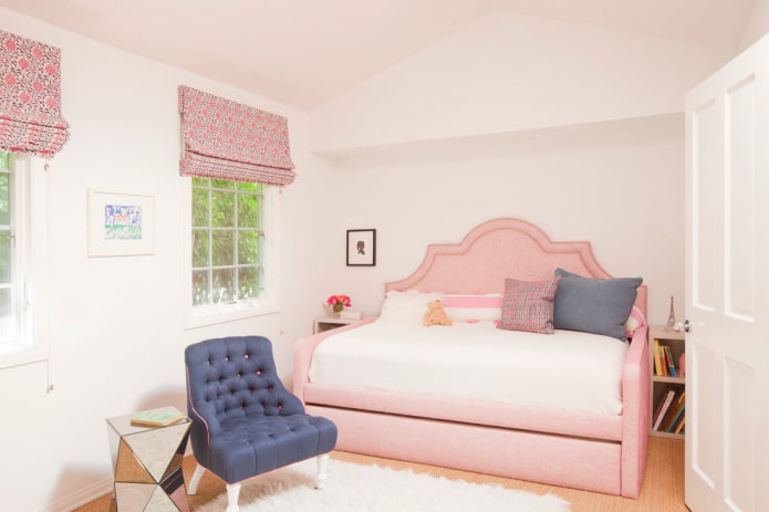 кровать розового цвета в детской