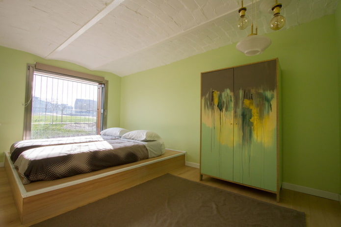 меблировка в интерьере спальни в зеленых тонах