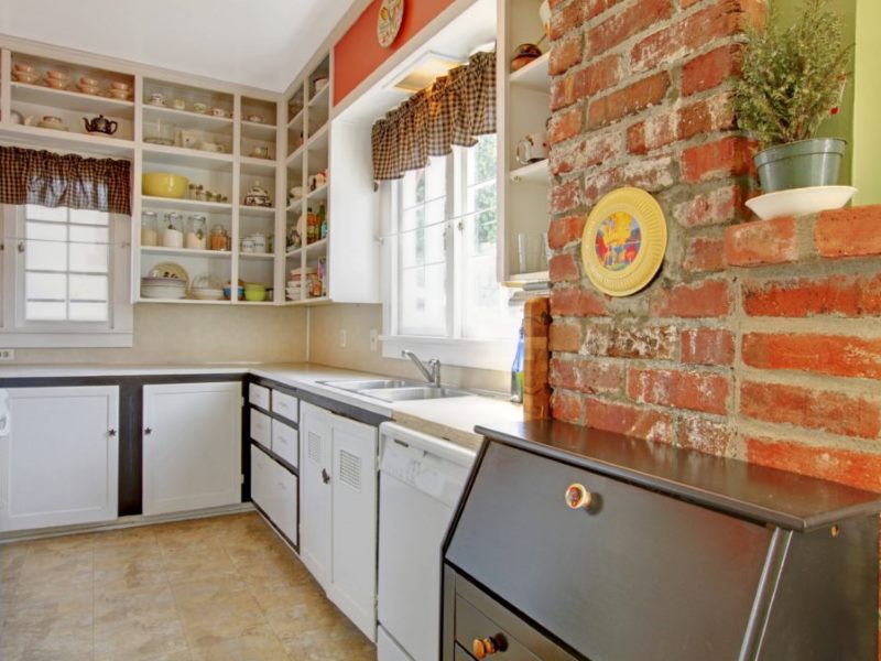 Грубая стена из красного кирпича в дизайне небольшой кухни