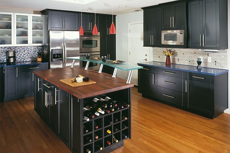 Черная мебель на деревянном полу кухни