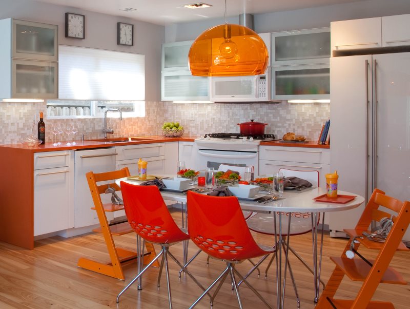 Кухонные стулья со спинками оранжевого цвета