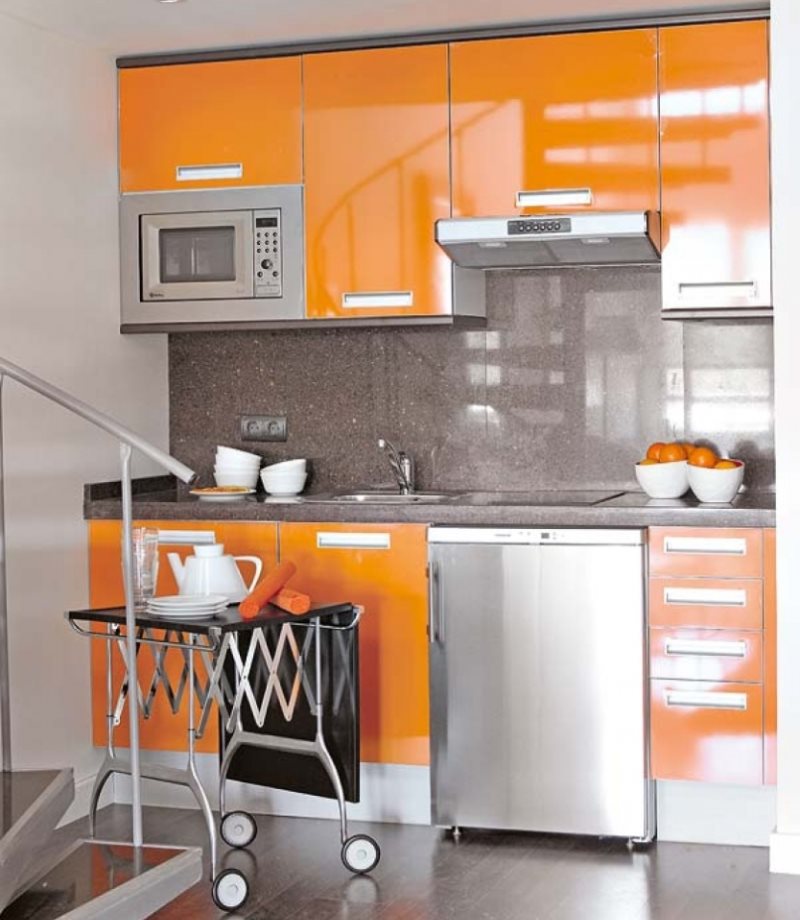 Сочетание металлика с оранжевым тоном в интерьере кухни