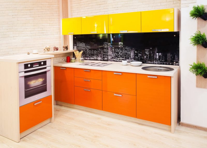 Комбинация желтых шкафов с оранжевыми тумбами в кухонном гарнитуре