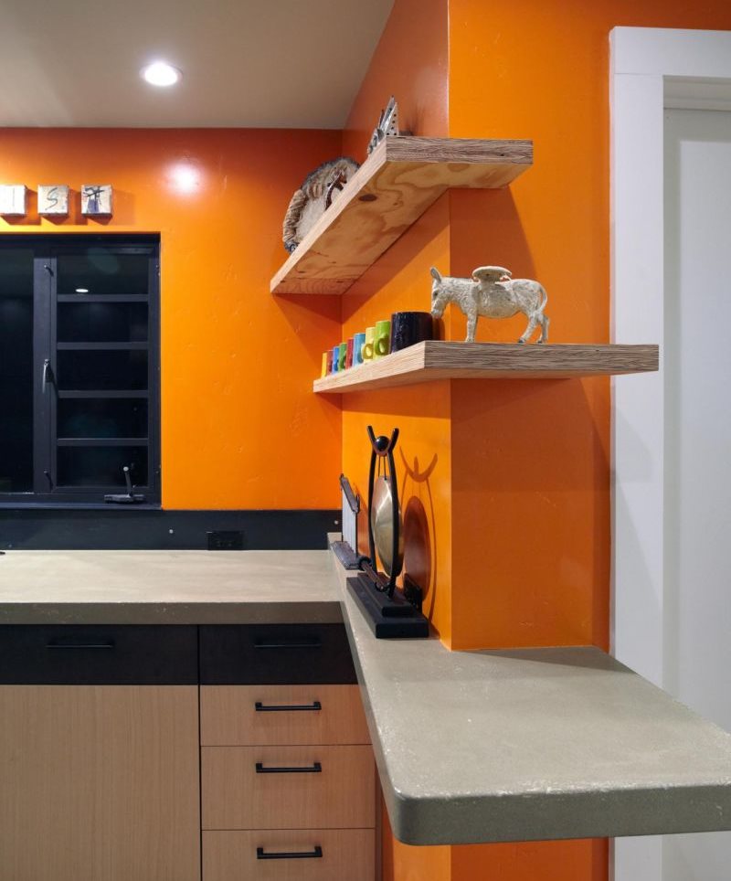Деревянные полки на оранжевой стене кухни
