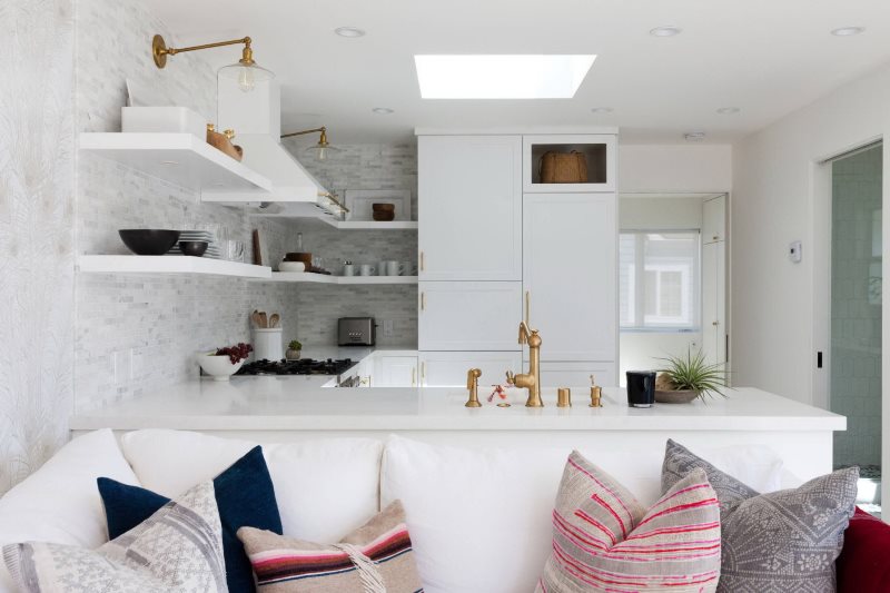 Белая кухня-гостиная в современном стиле