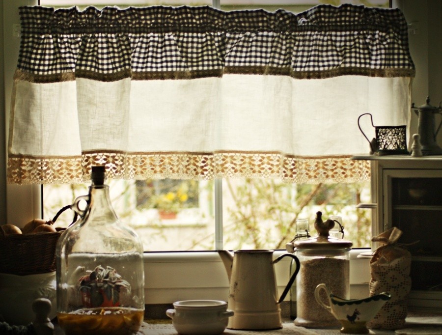 Короткая шторка на деревянном окне кухни