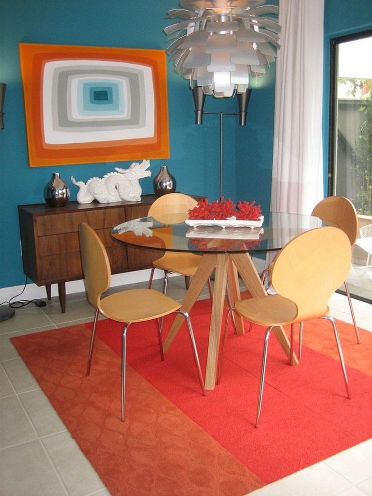 Яркий ковер на полу кухни в ретро-стиле