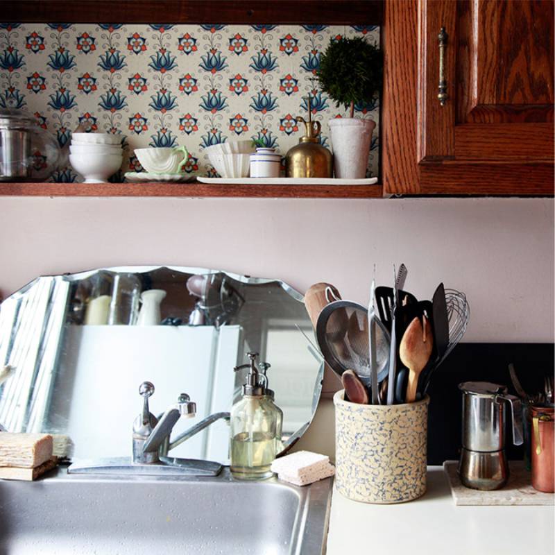 Деревянная полочка с посудой над кухонной мойкой
