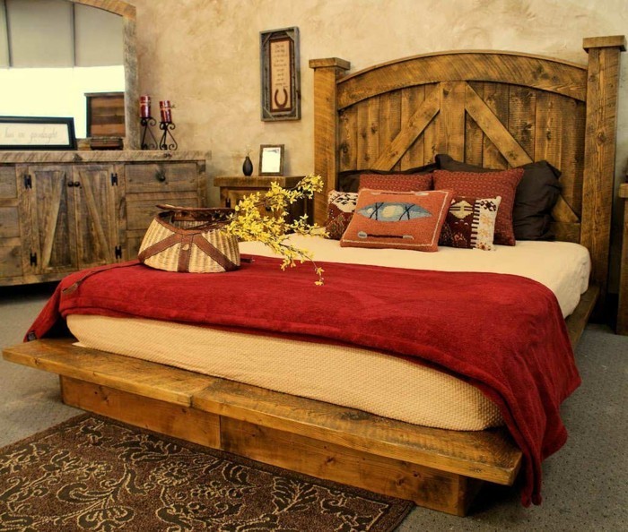 Деревянная лакированная кровать в деревенской спальне