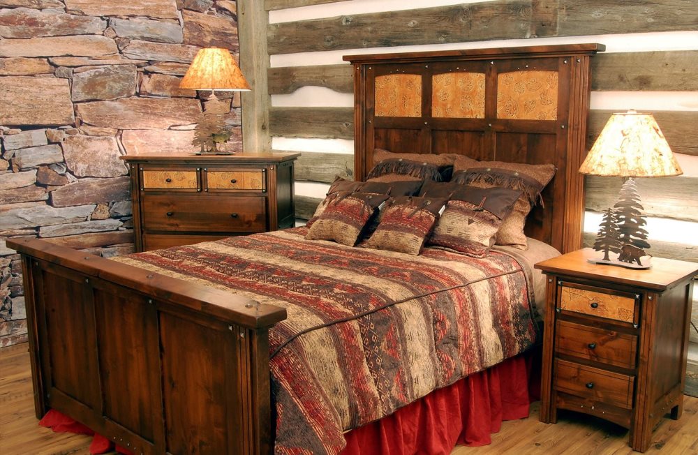 Деревянные тумбочки около кровати в спальни