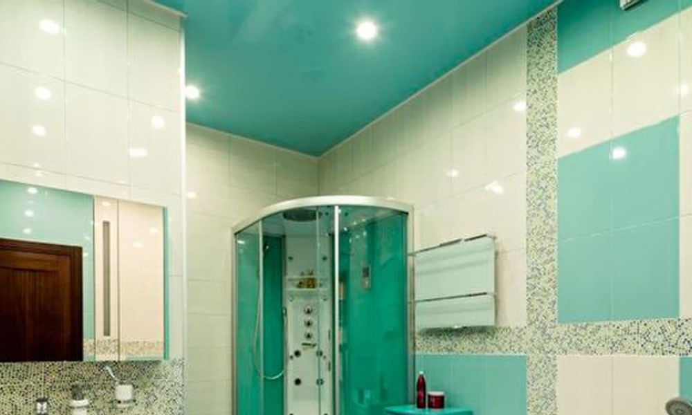Ванная комната с потолком бирюзового цвета