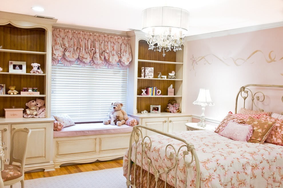Комната девочки в стиле прованса с короткими шторами