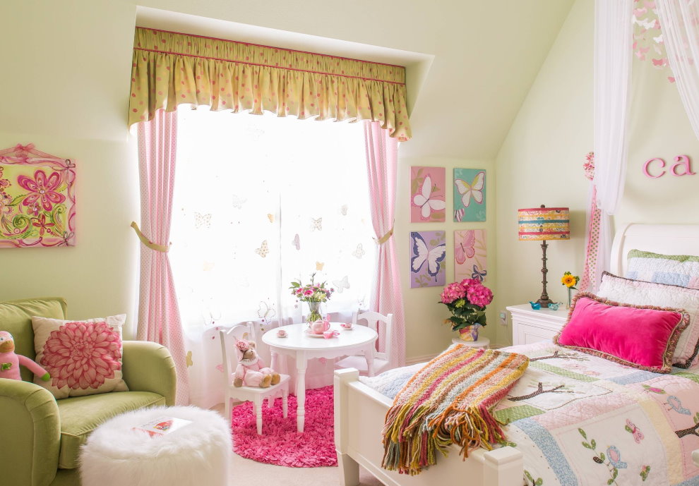 Розовые занавески на окне спальни для дочери