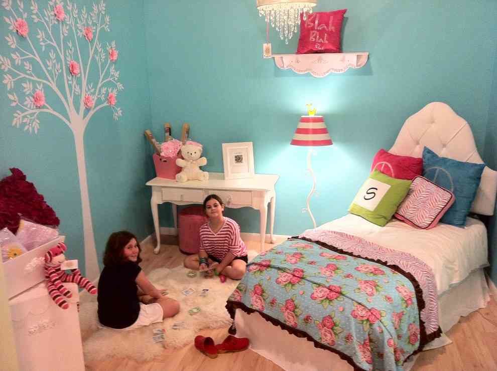 Акценты розового цвета в комнате девочек с бирюзовыми обоями