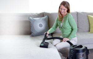 Можно ли моющим пылесосом чистить диван