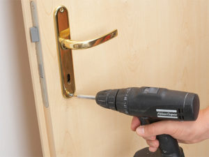 установка замка в межкомнатную дверь - монтаж ручки