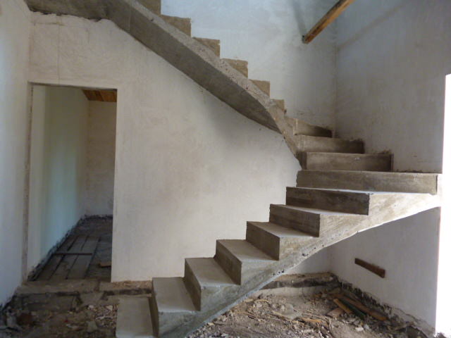 Готовая монолитная бетонная лестница