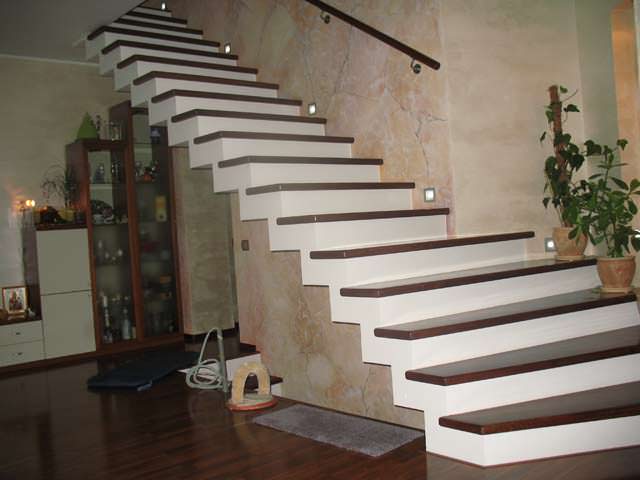 Отделанная прямая лестница