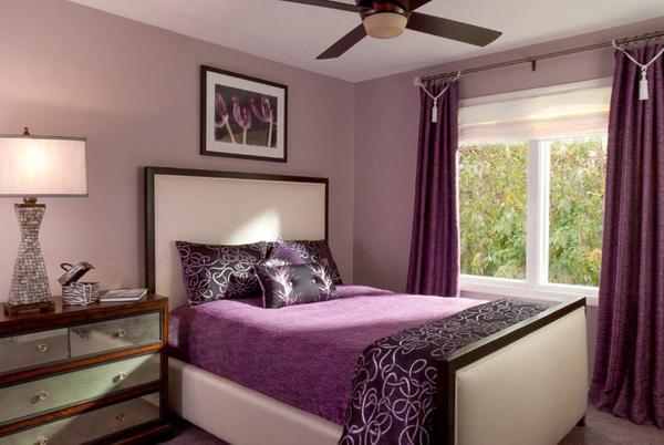 Если вам необходимо визуально расширить маленькую комнату, тогда для отделки стен лучше подбирать светло-фиолетовый оттенок