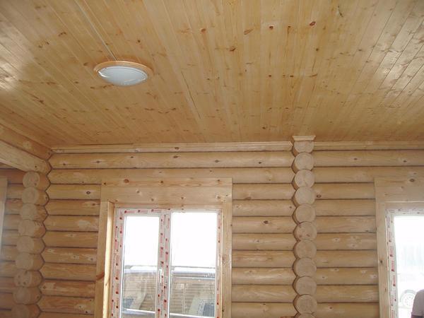 В качестве освещения для комнаты с потолком из шпунтованной доски прекрасно подойдут небольшие флаконы или точечные светильники 