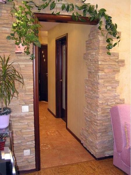Варианты отделки стены декоративным камнем следует подбирать, учитывая общий дизайн коридора