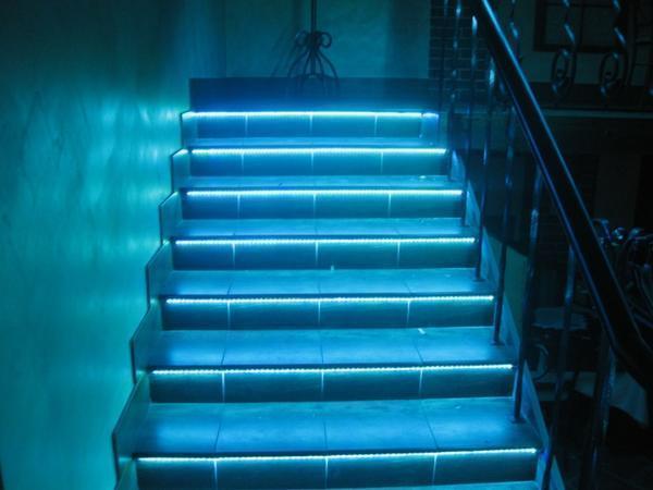 Для подсветки лестницы отлично подойдет светодиодная лента