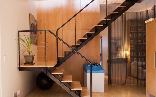 Прекрасно в интерьер современного помещения впишется стильная металлическая лестница с деревянными ступенями 