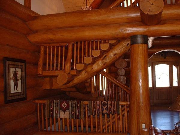 Среди преимуществ лестниц из бревна стоит отметить прекрасные эстетические качества и экологичность 