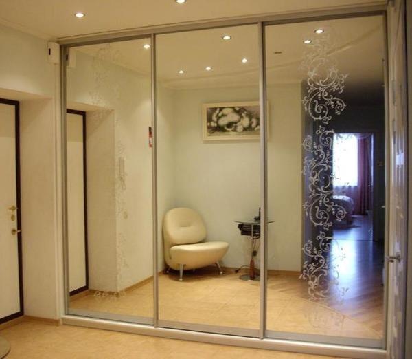 Зеркальные двери для гардеробной – это прекрасный вариант визуально расширить пространство в помещении