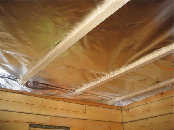 Потолок в бане должен быть прочным и хорошо удерживать тепло