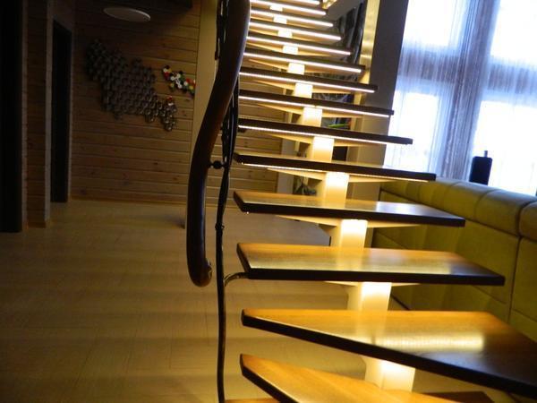 Выбирая светильники для лестницы, следует обращать внимание на их свет, потому что он должен быть ярким