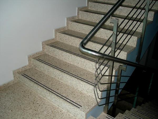 При выборе натурального камня для изготовления лестницы следует обращать внимание на его качество и прочность 