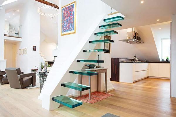Оригинальная стеклянная лестница характеризуется безопасностью, практичностью и легкостью