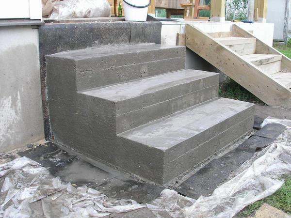 Для того чтобы изготовить ступени для бетонной лестницы, необходимо подготовить заранее песок, цемент и железный прут