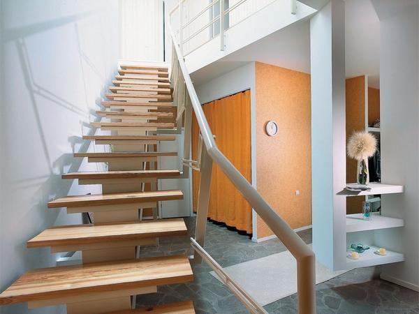 Конструкция прямой лестницы достаточно простая, поэтому с ее установкой можно вполне справиться самостоятельно