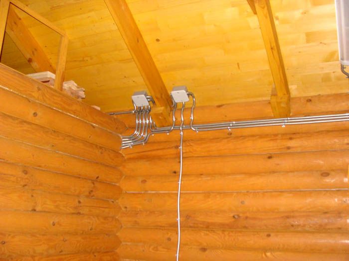 Монтаж проводки в деревянных домах выполняют с применением специальных правил. Для предотвращения пожаров используют металлические кабельные каналы 