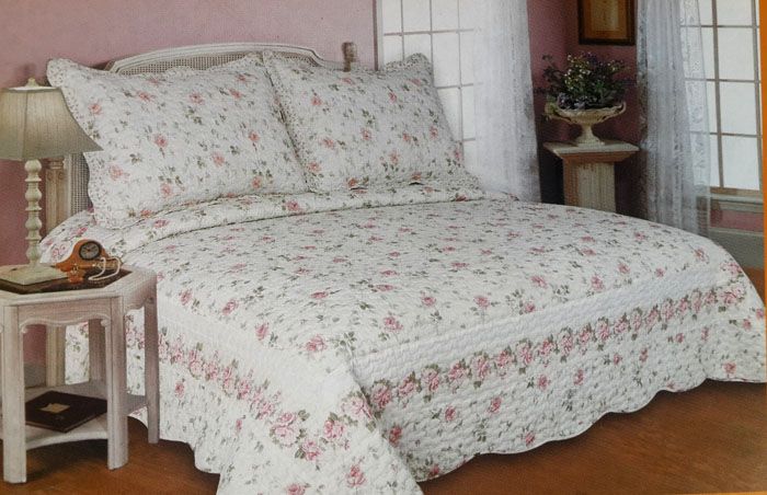 Стёганые одеяла и покрывала выделяют кровать как композиционный центр спальни