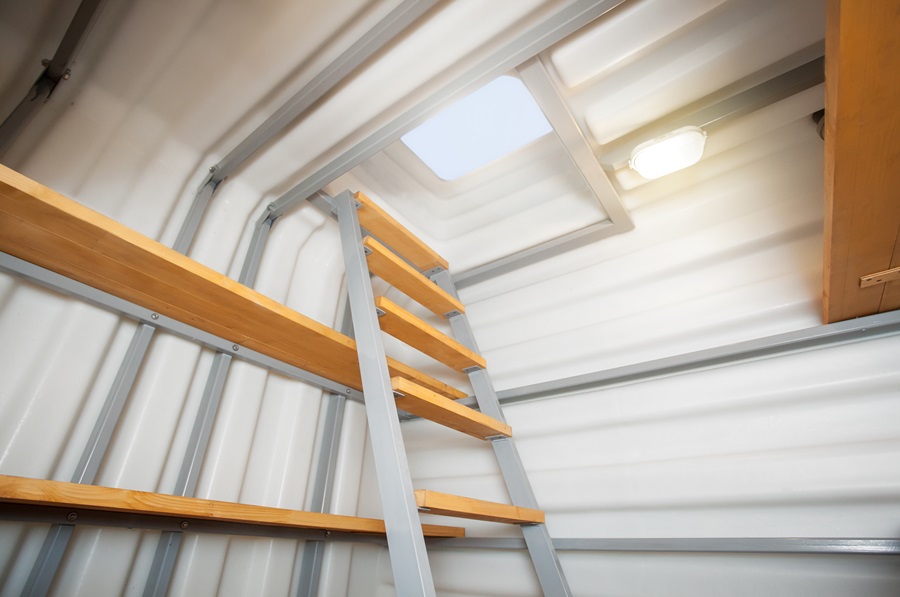 Простая конструкция комбинированной лестницы для подвала